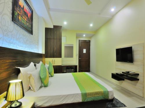 TV o dispositivi per l'intrattenimento presso Hotel Sky Rich International - Just a min walk from Karol Bagh Metro Station