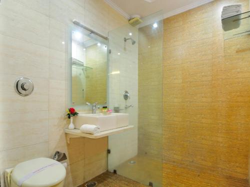 uma casa de banho com um WC, um lavatório e um chuveiro em Hotel Sky Rich International - 05 Mins from Karol Bagh Metro Station em Nova Deli