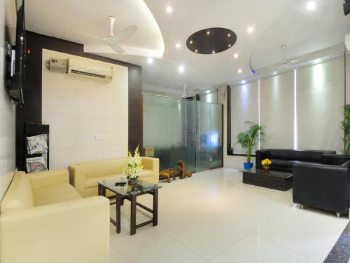 Area soggiorno di Hotel Sky Rich International - Just a min walk from Karol Bagh Metro Station