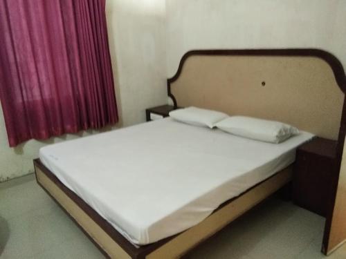En eller flere senge i et værelse på Hotel John