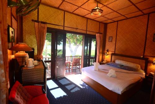 Viang Yonok Hotel, Restaurant, Sports Club tesisinde bir odada yatak veya yataklar
