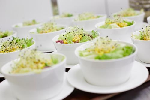 ホテルの敷地内または近くでの食事または食べ物