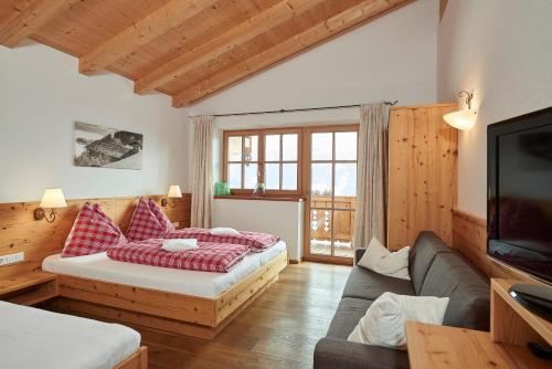 A bed or beds in a room at Jausenstation Pfefferbauer