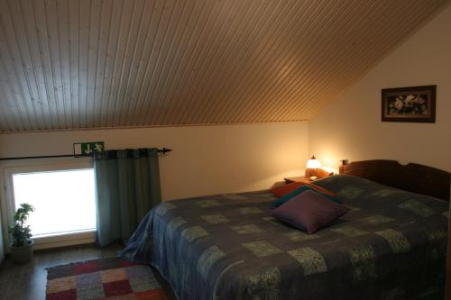 Un pat sau paturi într-o cameră la Vuokatin Aateli Ritari & Lady