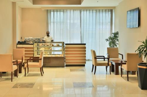 Ein Sitzbereich in der Unterkunft Magnolia Hotel & Conference Center
