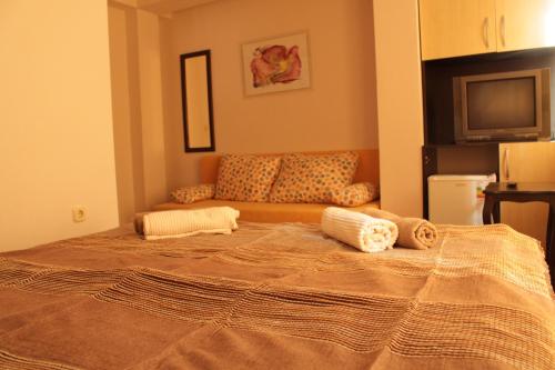 Cama grande en habitación con sofá en Apartments Via Sakra, en Ohrid
