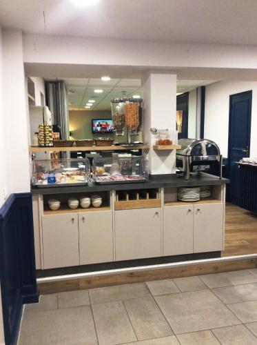 Η κουζίνα ή μικρή κουζίνα στο Best Western Le Duguesclin Hôtel-Restaurant