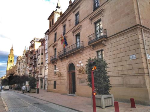 "El rincon del pintor"Enorme piso a junto a Laurel ascensor By Apartamentos Logrono
