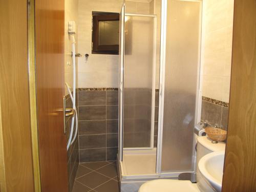 Ett badrum på Apartments Via Sakra