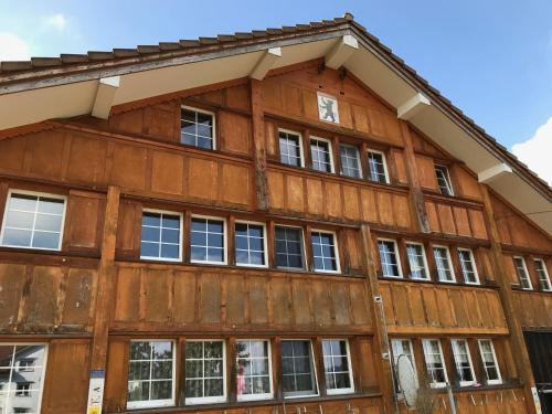 un edificio in legno con finestre sul lato di Hof Dietrich a Herisau