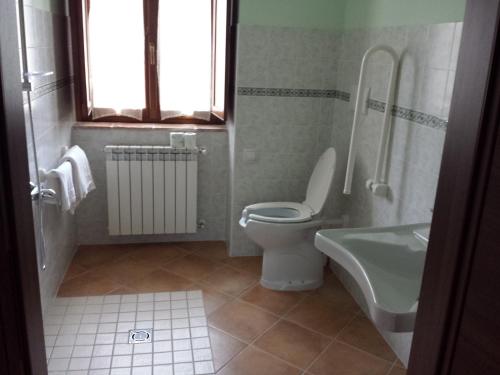 PreturoにあるAzienda Agrituristica Tenuta ValViola Amiternumのバスルーム(トイレ、洗面台付)