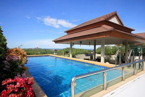 una grande piscina con gazebo di Sea Ridge Penthouse by baansiesom a Khao Tao