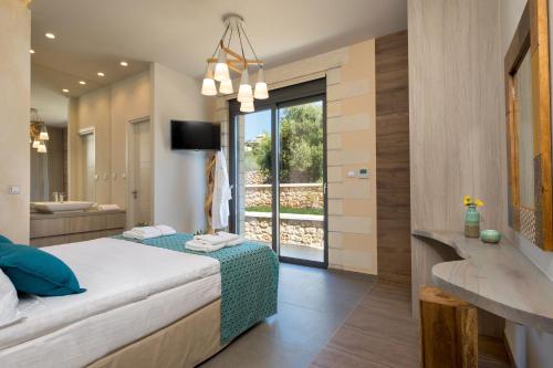 1 dormitorio con 1 cama y baño en Titans Villas, en Kókkinon Khoríon