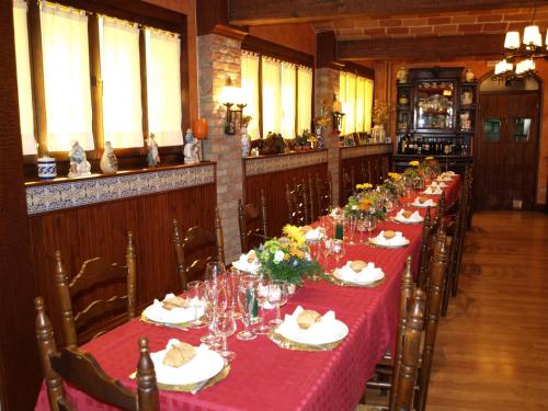 レスにあるHostal Talabartの赤いテーブルクロスの長テーブル