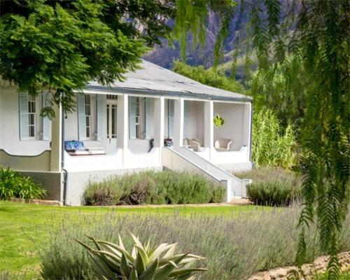 Taman di luar Swartberg Country Manor