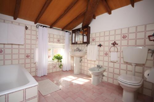 ein Bad mit einem WC und einem Waschbecken in der Unterkunft Villa Lorien in Massarosa