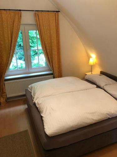 um quarto com 2 camas e uma janela em Baden Apartment em Baden-Baden