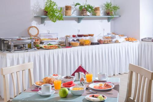 Ontbijt beschikbaar voor gasten van Astra Village Apartments & Suites