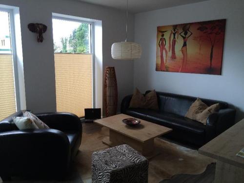a living room with a couch and a coffee table at Moderne-Ferienwohnung-in-ruhiger-Lage in Quickborn