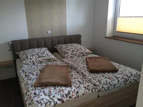 a bed with two pillows on it in a bedroom at Moderne-Ferienwohnung-in-ruhiger-Lage in Quickborn