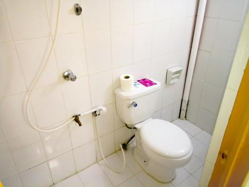 Un baño de 8Hostel