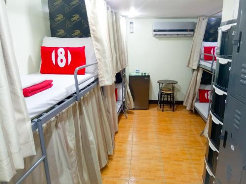 Uma ou mais camas em beliche em um quarto em 8Hostel
