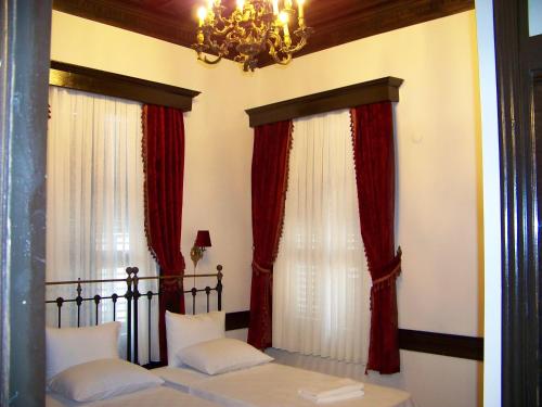 A bed or beds in a room at Edirne osmanlı evleri