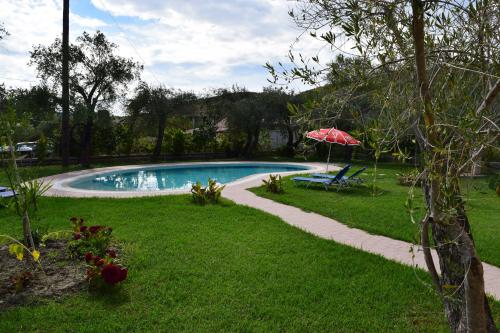 Bazén v ubytování Three Stars Luxury Villas nebo v jeho okolí