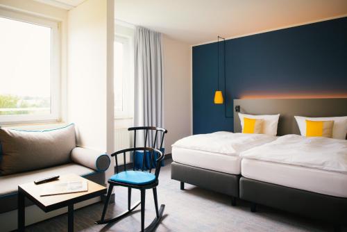 Giường trong phòng chung tại Vienna House Easy by Wyndham Amberg