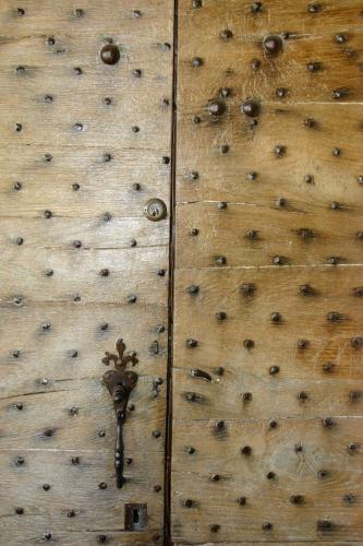 a wooden door with a key on it at B&B Esprit d'un Moment in Nolay