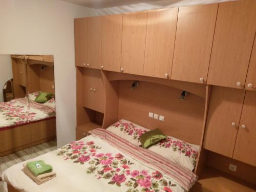 1 Schlafzimmer mit 2 Betten und Holzschränken in der Unterkunft Cosy apartment in Kranjska Gora