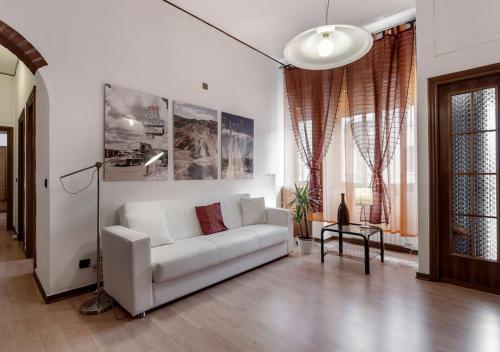 ミラノにあるHappy & Beautiful Flat in Milanのリビングルーム(白いソファ、ランプ付)