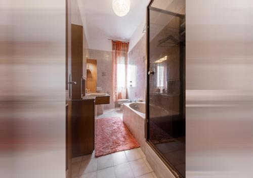 Et badeværelse på Happy & Beautiful Flat in Milan