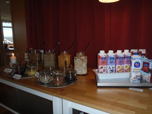 a counter with jars of food and other food items at STF Malmfältens Folkhögskola in Kiruna