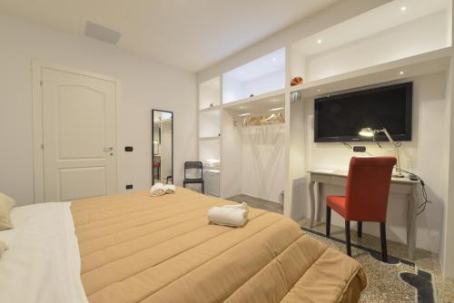 ナポリにあるNapoli Central Cityのベッドルーム1室(ベッド1台、デスク、コンピュータ付)