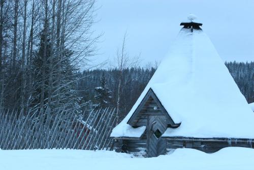 a small house with snow on the roof at Toola-Lodge in Syöte