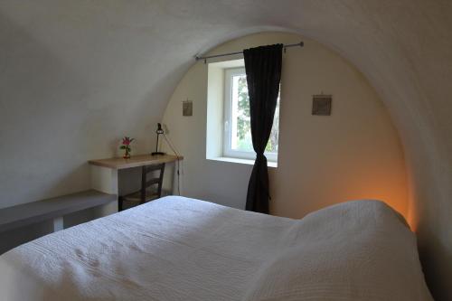 Tempat tidur dalam kamar di Les Vergers de la Bouligaire Gîtes