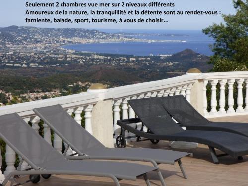 kilka krzeseł siedzących na balkonie w obiekcie Chambres d'Hôtes Vue Mer L'Estérel Panoramique w mieście St Jean de l’Esterel