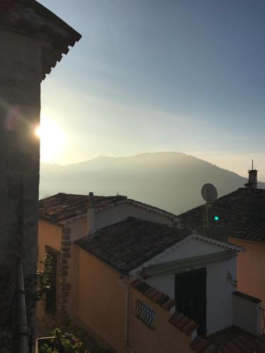 a view of the mountains from the roofs of buildings at Muller's Bed & Breakfast in Bargemon