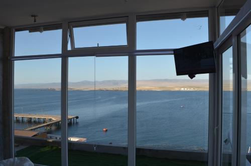 einen Blick auf das Wasser aus dem Fenster in der Unterkunft Departamento Bahia Caldera in Caldera