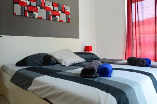 een slaapkamer met een bed met handdoeken erop bij Apartments Exclusive Palace in Trogir