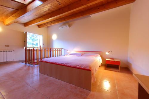 パッティにあるCasa Ale con giardino pensileの木製の天井の客室で、ベッドルーム1室(ベッド1台付)