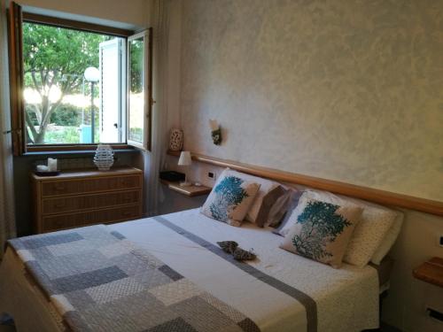 - une chambre avec un lit et une fenêtre dans l'établissement Villetta Baia San Montano, à Ischia