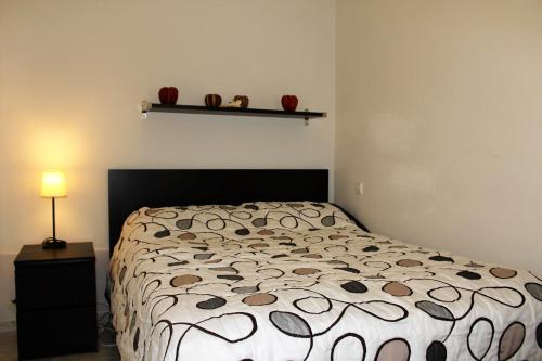 1 dormitorio con 1 cama y 2 zapatos rojos en un estante en House Oasis Raj by Holiday World, en Santiago del Teide