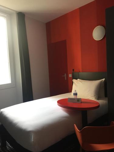 Ένα ή περισσότερα κρεβάτια σε δωμάτιο στο ibis Styles Marseille Vieux Port
