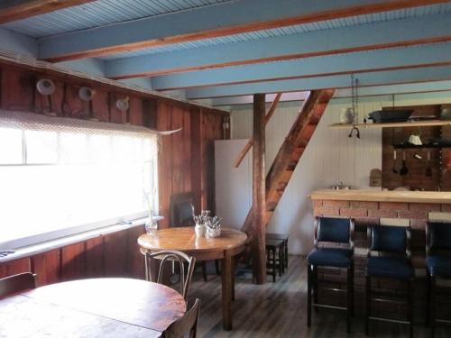 une chambre avec une table et une cuisine avec un comptoir dans l'établissement Prangli island Praaga Farmstay, à Lääneotsa