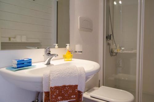 パラッツォーロ・アクレイデにあるDimora Il Balcone Baroccoのバスルーム(洗面台、トイレ、シャワー付)
