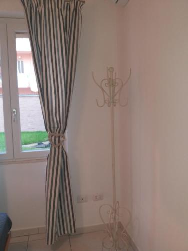 a curtain in a room with a window at Depandance Machiavelli in Cagliari
