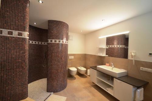 カルテルベッロにあるPanoramahofのバスルーム(洗面台、トイレ、鏡付)