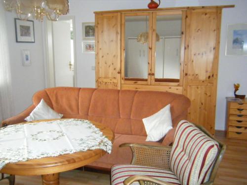 ein Wohnzimmer mit einem Sofa und einem Tisch in der Unterkunft Ferienwohnung Barbara in Eschwege